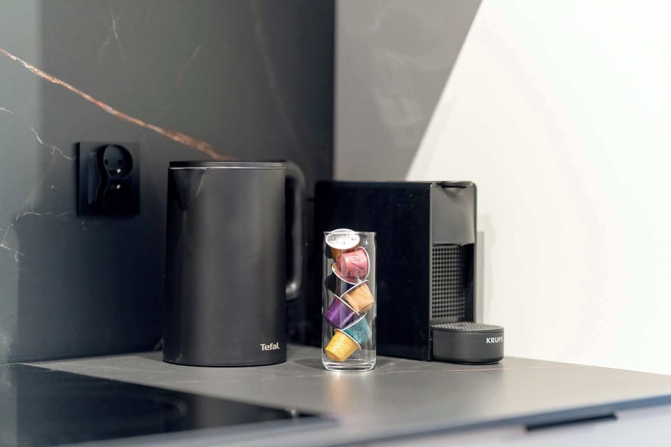 Coffee and tea making set, capsule coffee machine and electric kettle.