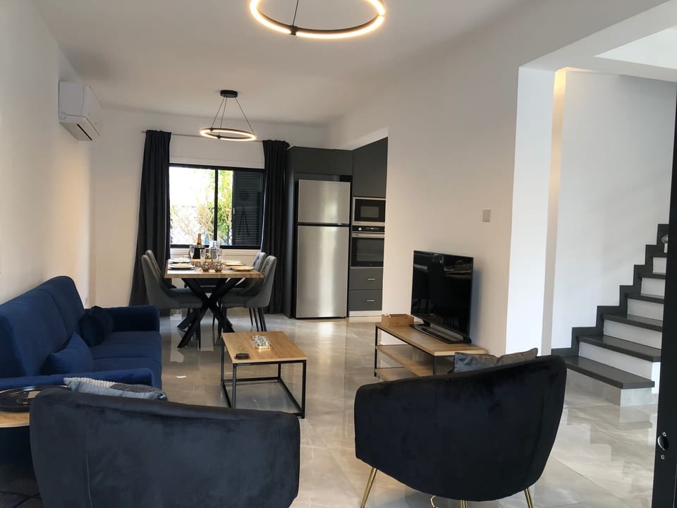 Living room leading onto dining area and kitchen