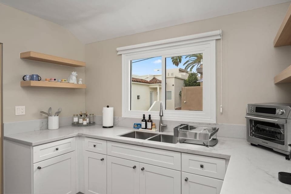 Minimalist and bright Kitchen for any Vacation Dinners in!
Enjoy a clean and newly renovated kitchen for all your cooking needs away from home 
*If you need a specific kitchen item, please inquire!* 