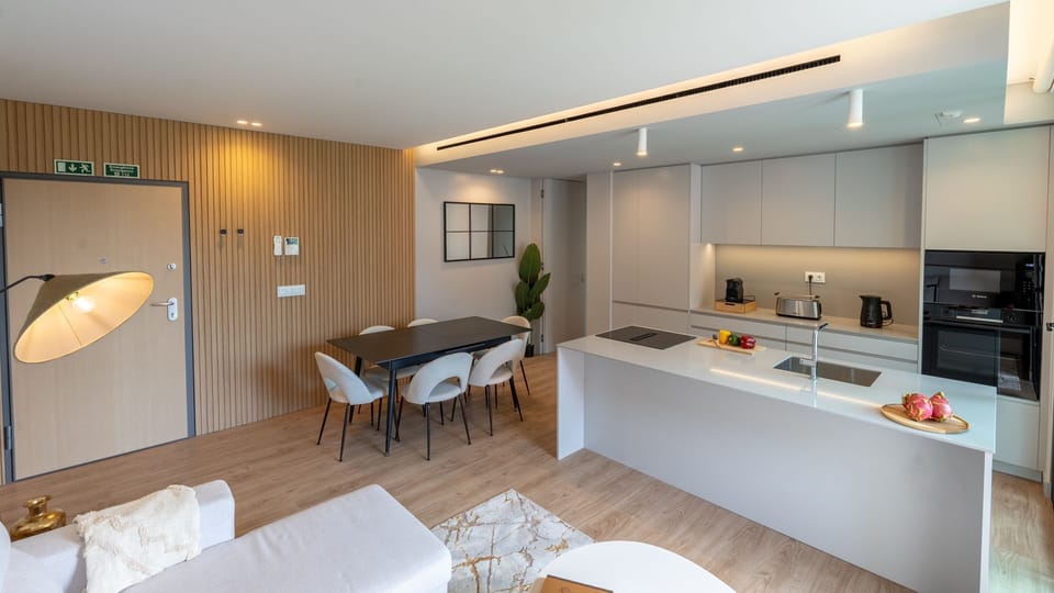 A sleek, fully equipped kitchen designed for effortless stays in Madeira.
#DesignLovers #Madeira #CalhetaHills #LovelyStay