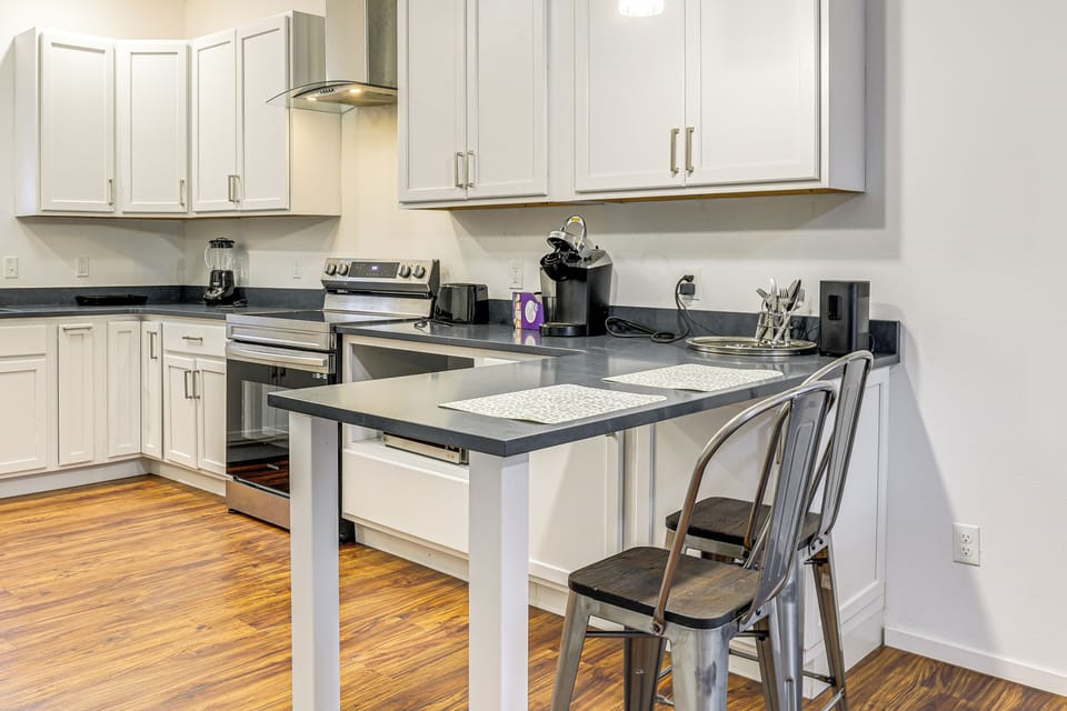 Dining Island | Dishware/Flatware