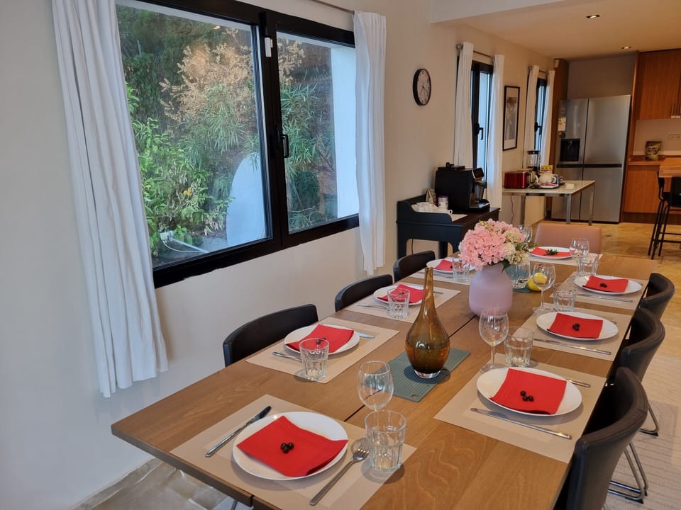 dinning table for 8 viewed from living room 