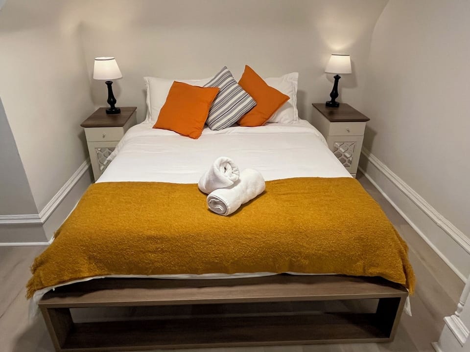 Cozey bedroom with queen bed 