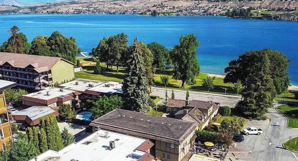 Located on the south shore, on the lake side.