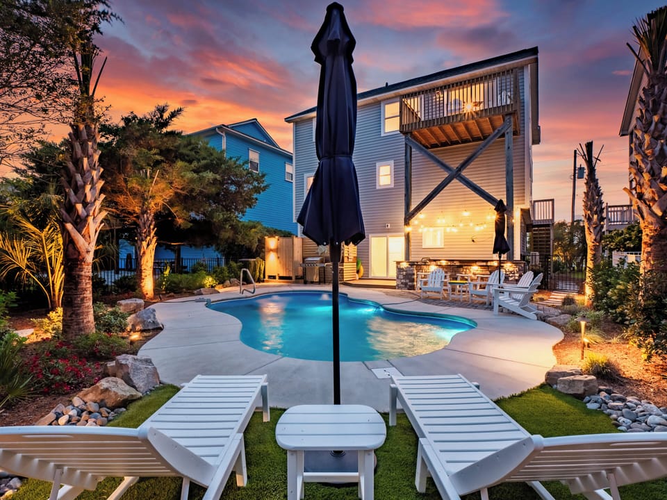 Landscape lighting allows all-day outdoor entertainment