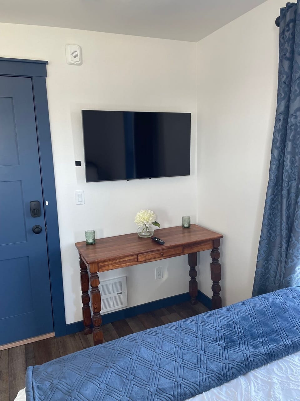 Charming area for sitting & watching TV.