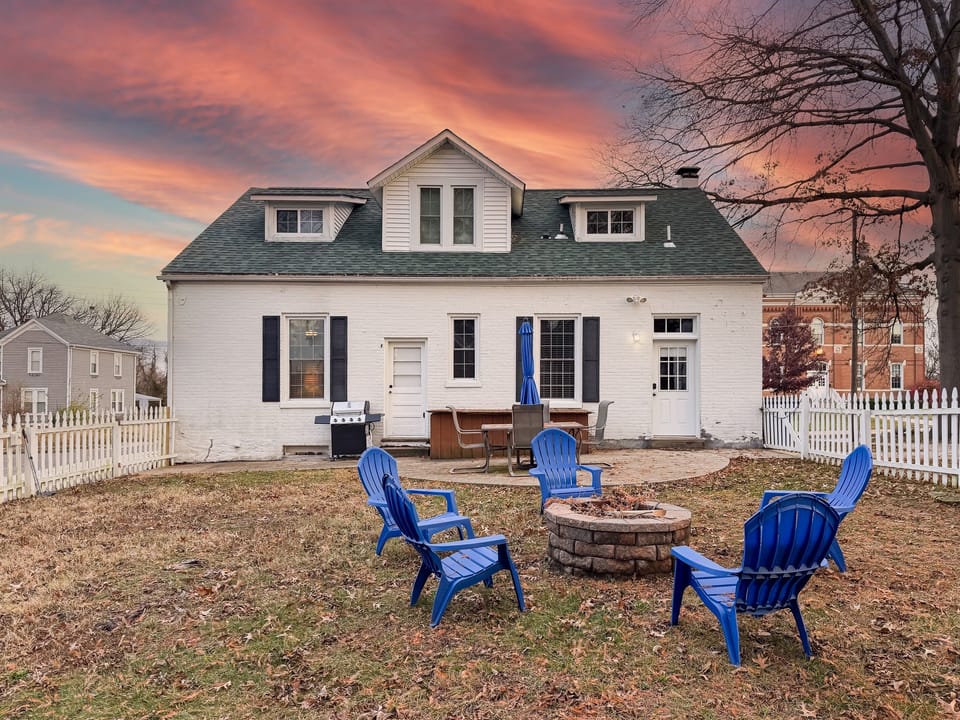 A few blocks from the middle of Downtown WashMo, the Aussie Cottage is an historic white brick home with a classic white picket fence in the back yard.  Aussie is close to Purina Farms, wineries, wedding venues and all the events and restaurants in WashMo.