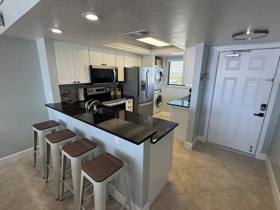 Carlos Pointe 432 Kitchen and bar seating