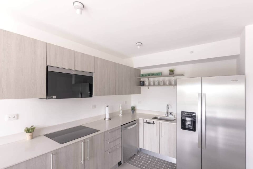 Induction cooktop, double-door refrigerator, and microwave — everything you need to cook easily and comfortably.