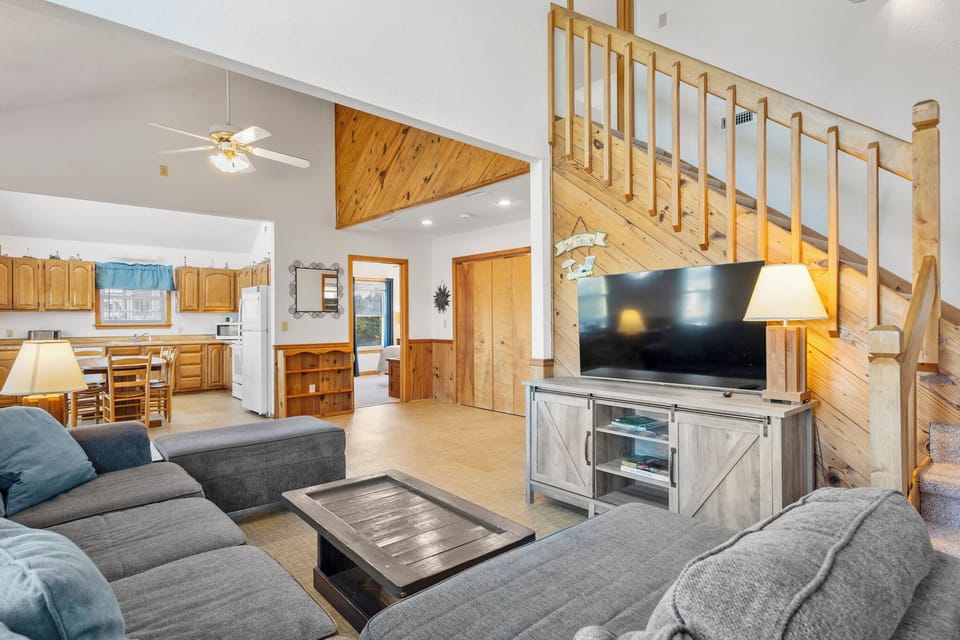 HISA14: Sunny Daze | Mid Level Living Area