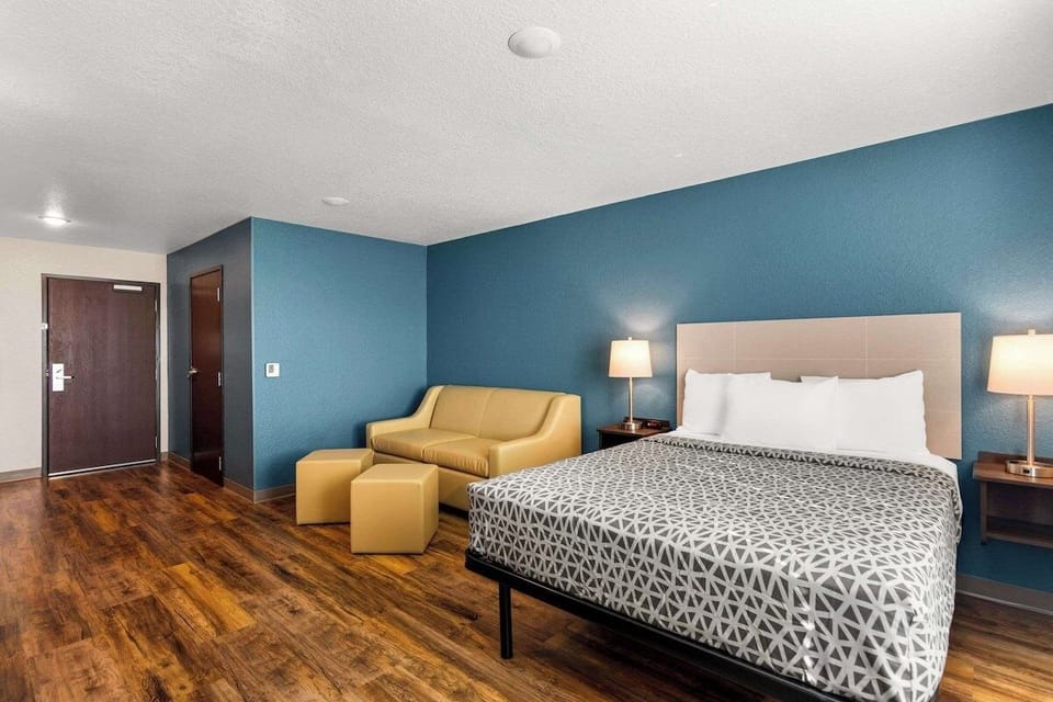 Unit with 1 Queen size bed