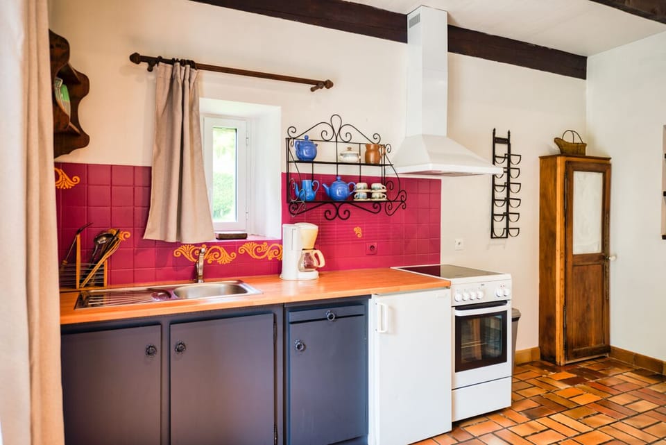 Kitchen equipped with fridge, oven, filter coffee machine