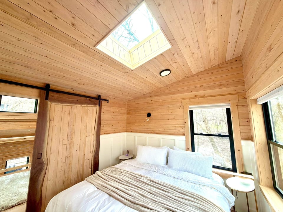 2nd floor bedroom w skylight