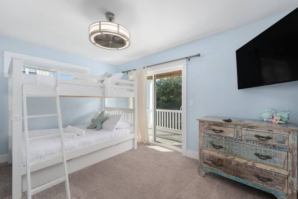 Airy bunk bedroom w/ TV & easy access to the outdoor deck