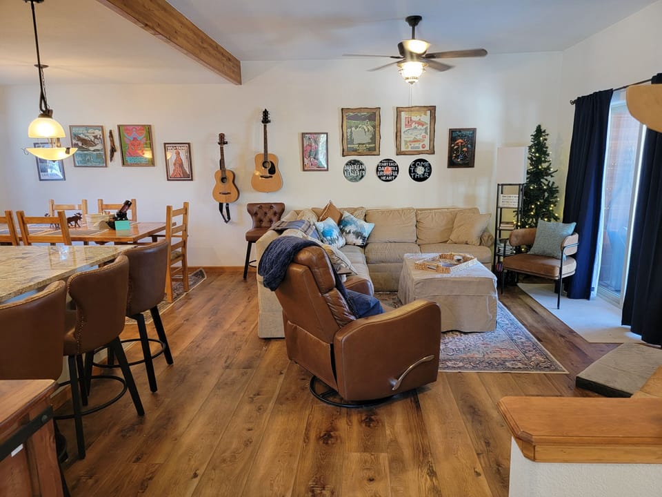 Main floor--feel free to play the instruments!