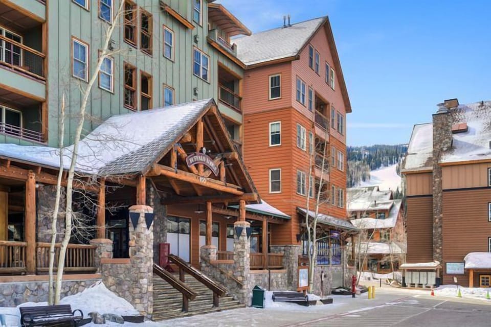 Buffalo Lodge’s rustic wood-and-stone exterior offers a cozy alpine welcome in the heart of Keystone’s River Run Village.