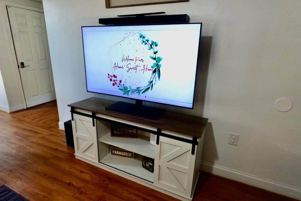 SAMSUNG 55" QLED 4K with Sound Bar 