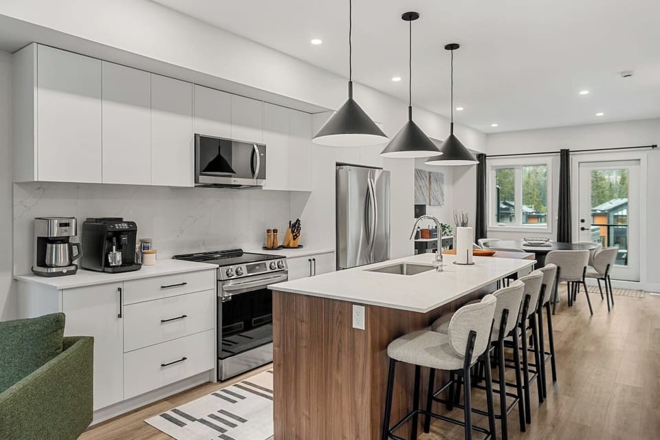 Full kitchen with a drip & espresso coffee machine, blender, crockpot/slow cooker, and all essentials (coffee grounds, sugar, tea, ketchup, mustard & relish.)