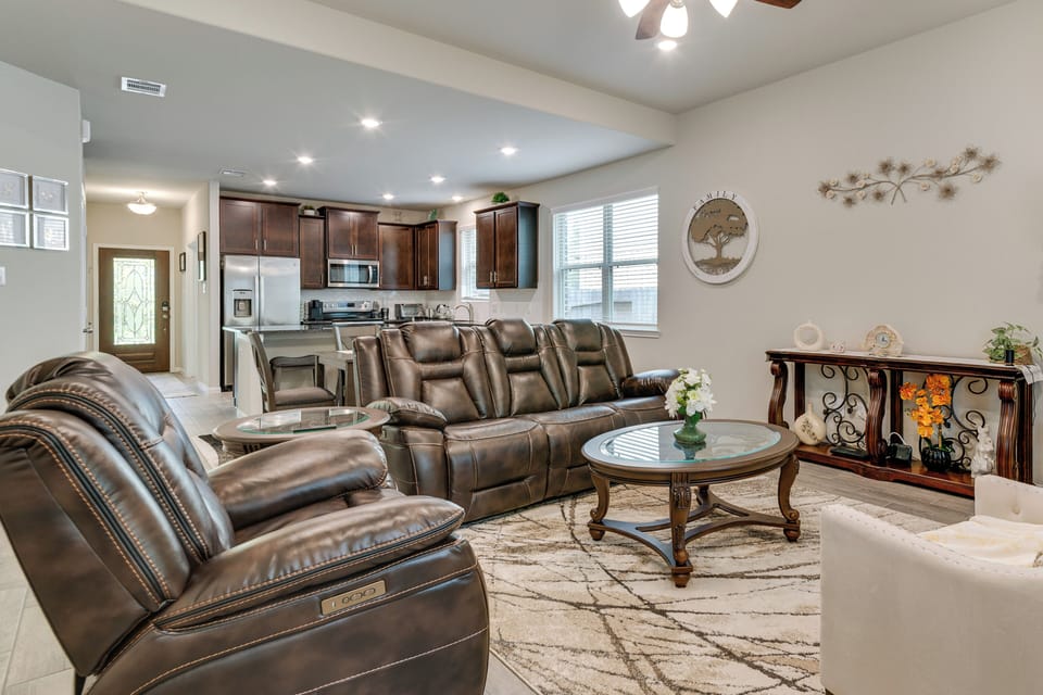 Living Room | 1st Floor | Flat-Screen TV | Central Heating & A/C | Free WiFi