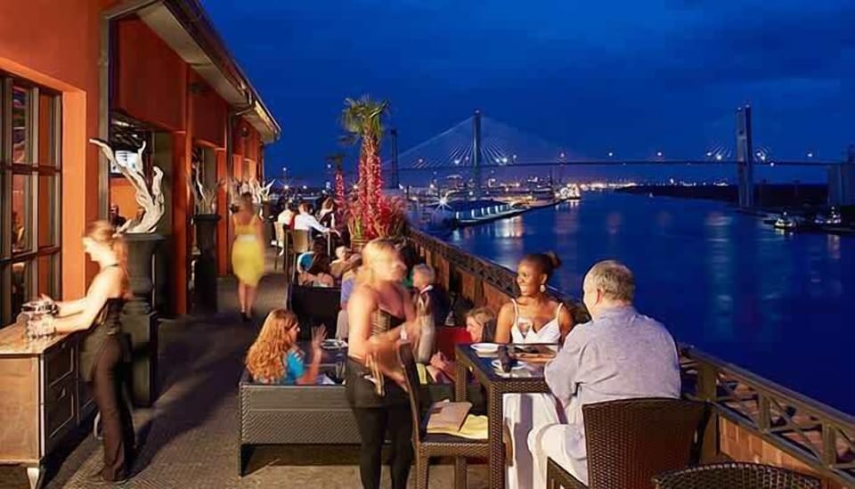 RIVER STREET NIGHTS: Dine riverside with stunning bridge views! Turn evenings into vacation magic! World-class restaurants, cocktails, nightlife. Book now! #RiverStreet #SavannahNights