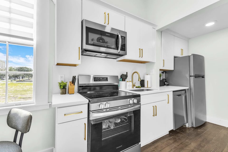 From pancake mornings to late-night snacks, this bright space is the heart of your Savannah getaway. Perfect for making memories in a quiet, historic neighborhood. ✨

#SavannahGA #FamilyTravel #Airbnb