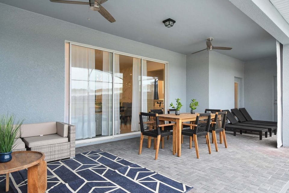Enjoy alfresco dining by the pool.