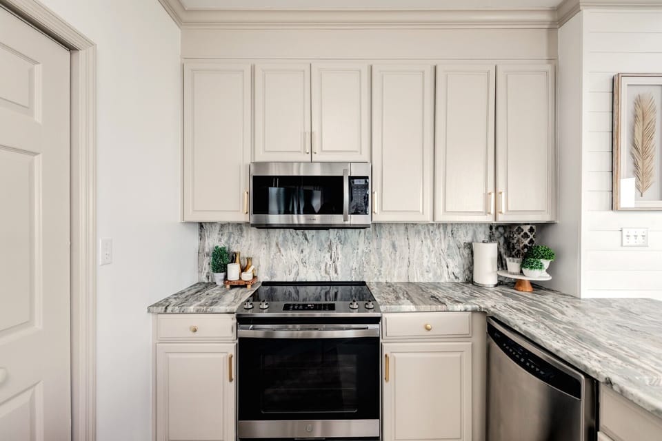 Spacious kitchen fully stocked with everything you will need!
