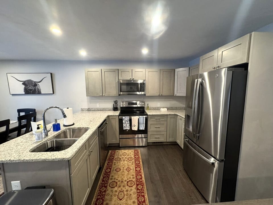 Fully equipped kitchen open to dining area
