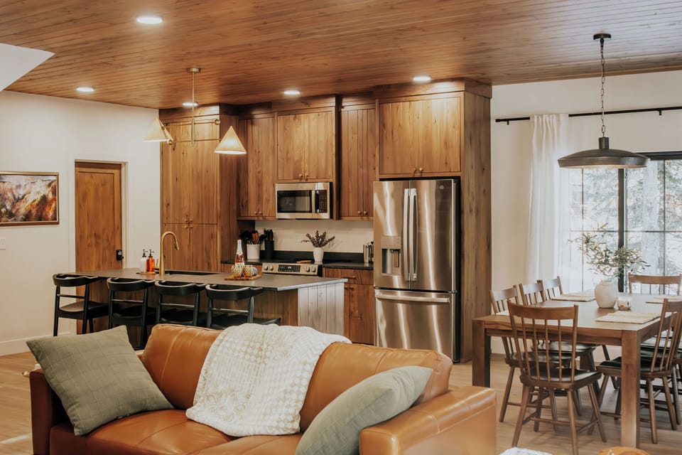 Brand new kitchen, vaulted ceilings, high-end appliances, fully stocked