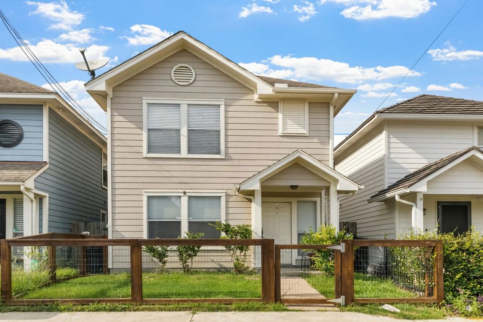 Spacious 3BR Home w/ Queen Bed, Office & Near Historic Downtown