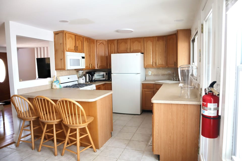 Kitchen, seats 3 at counter height.