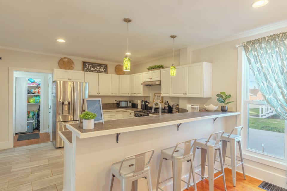 Kitchen dining bar