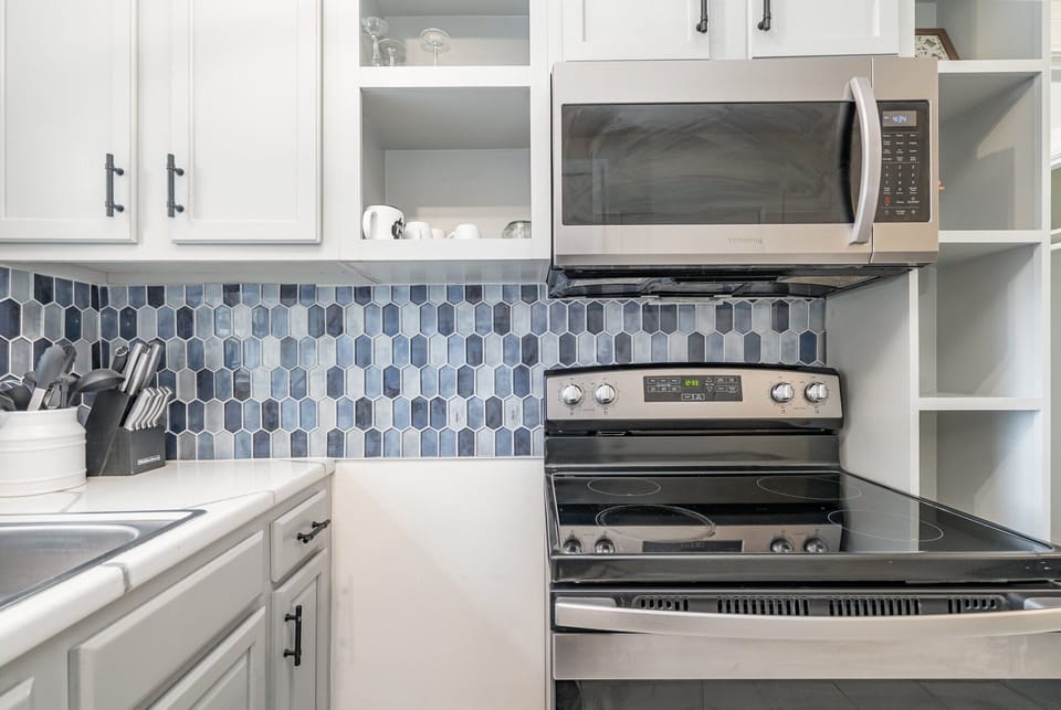 Essentially equipped kitchen, complete with stainless-steel appliances and a dining area for 2 guests.