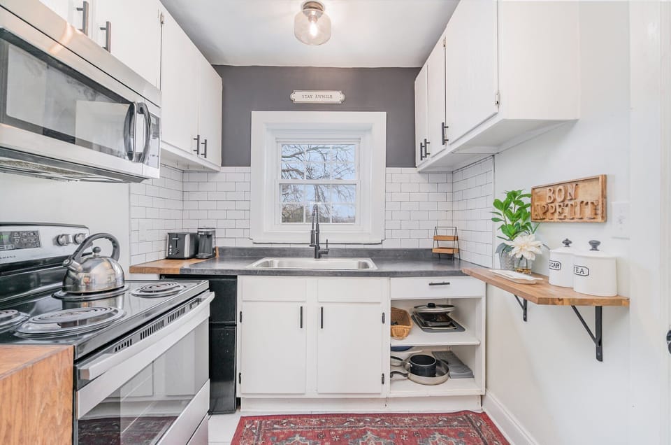 Essentially equipped kitchen, complete with stainless-steel appliances and a dining area for 4 guests.