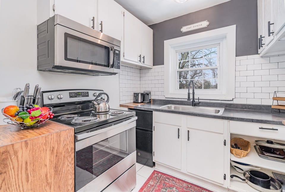 Essentially equipped kitchen, complete with stainless-steel appliances and a dining area for 4 guests.