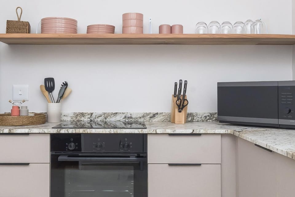 Kiandra Modern Bantry Bay 2-Bed: Walk to Promenade (33301)