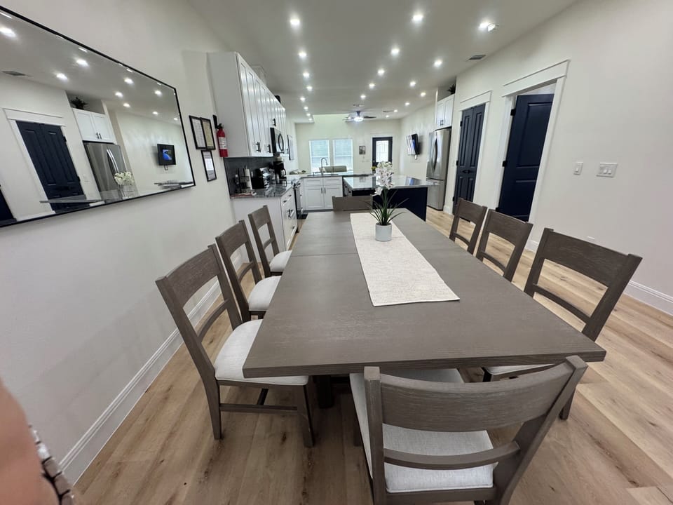 Dining room table / 8 chairs