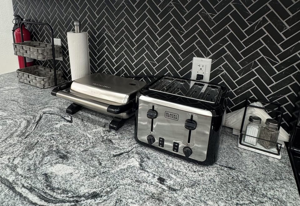 Toaster and sandwich maker