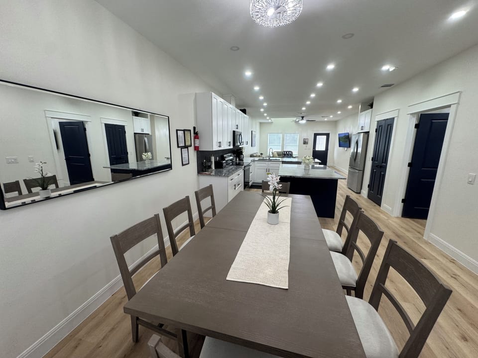 Dining room tables / 8 chairs