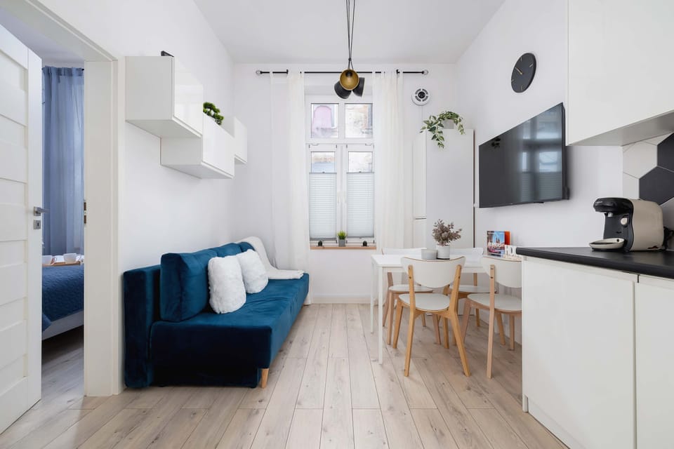 Harmonious open-plan living and kitchen zone filled with daylight, combining comfort and functionality.