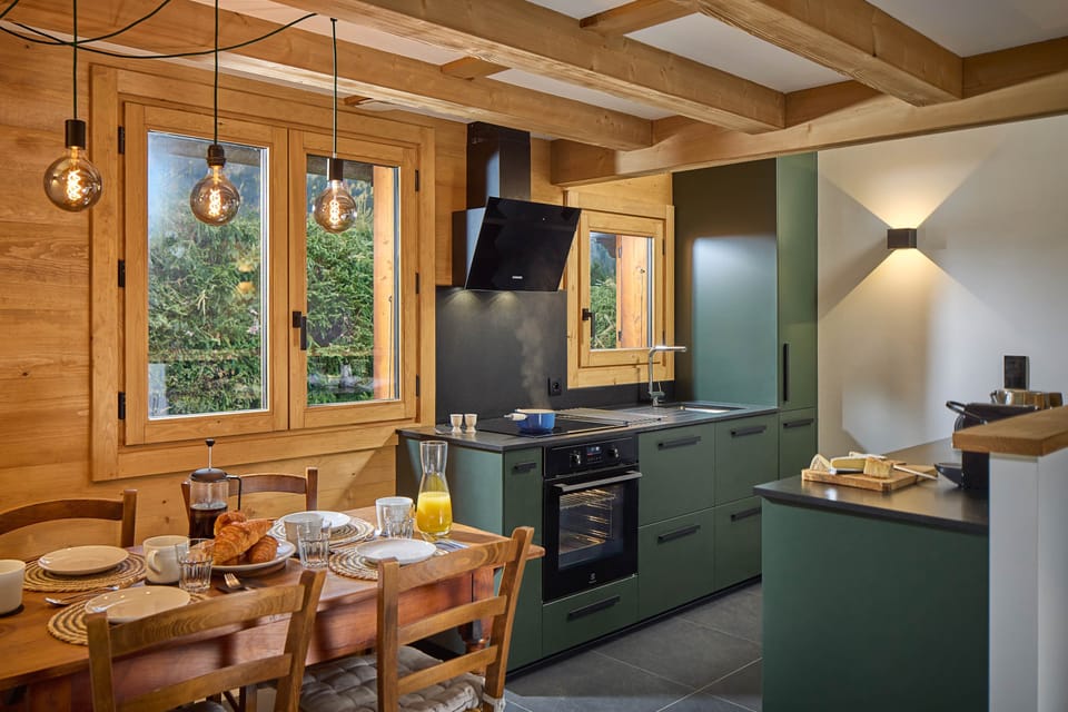 Fully equipped kitchen and dining table