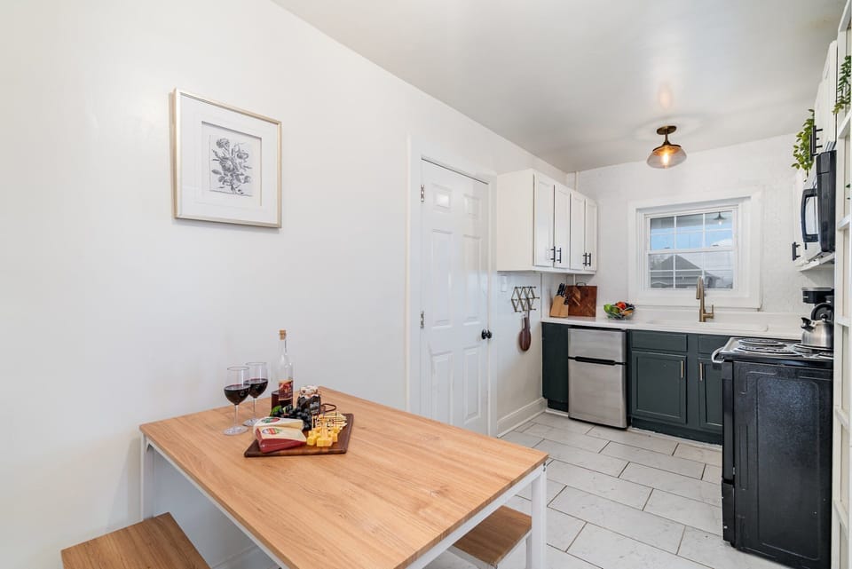 Kitchen Dining Nook for 4, ideal for morning coffee, casual meals, or planning your next Nashville adventure.