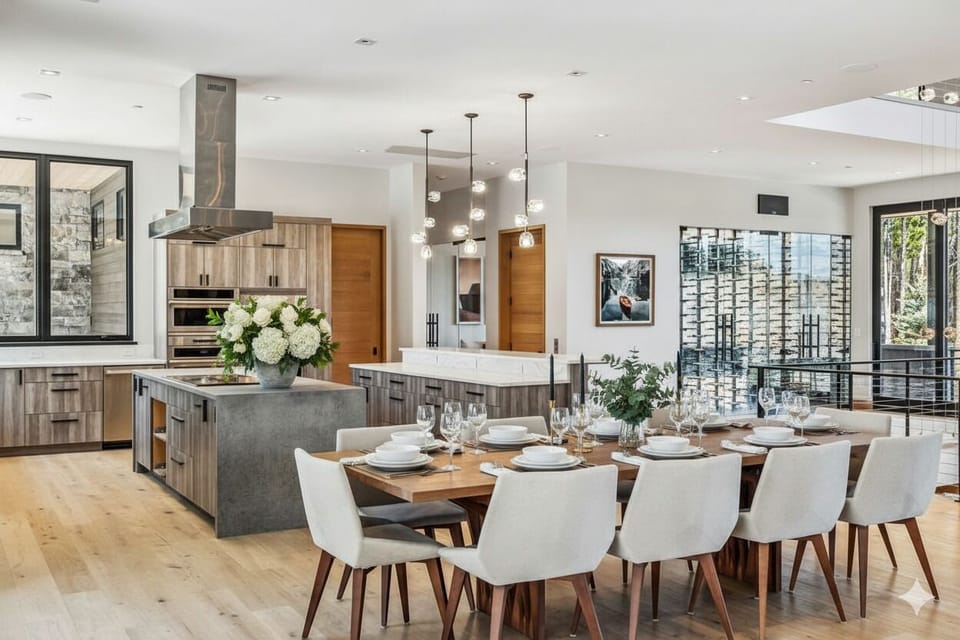 Open Concept – Vaulted ceilings and floor-to-ceiling glass fill the main level with natural light and mountain views. ☀️🏔