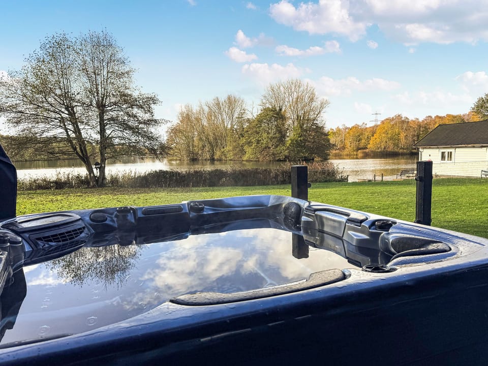 Hot tub | The Lakehouse - Norfolk Lake House, Pentey