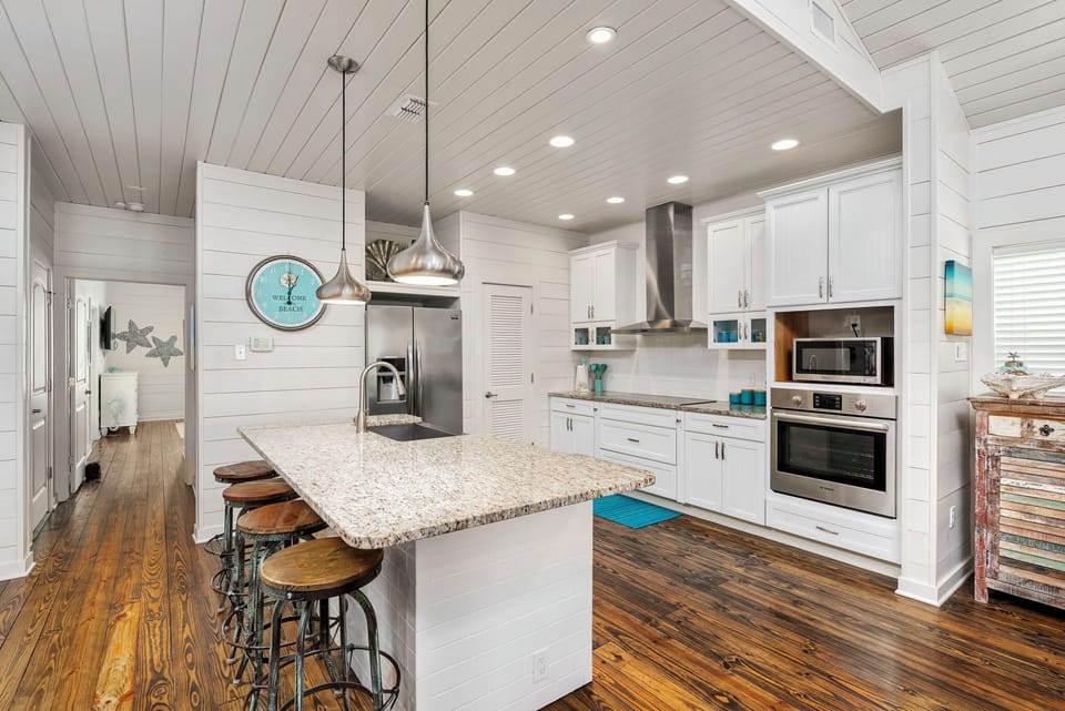 Full Kitchen - Countertop Seating For 4 - Second Floor