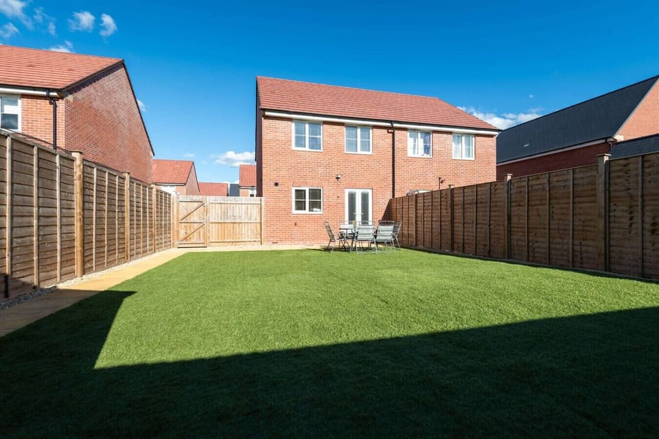 Spacious enclosed garden, ideal for pets and children