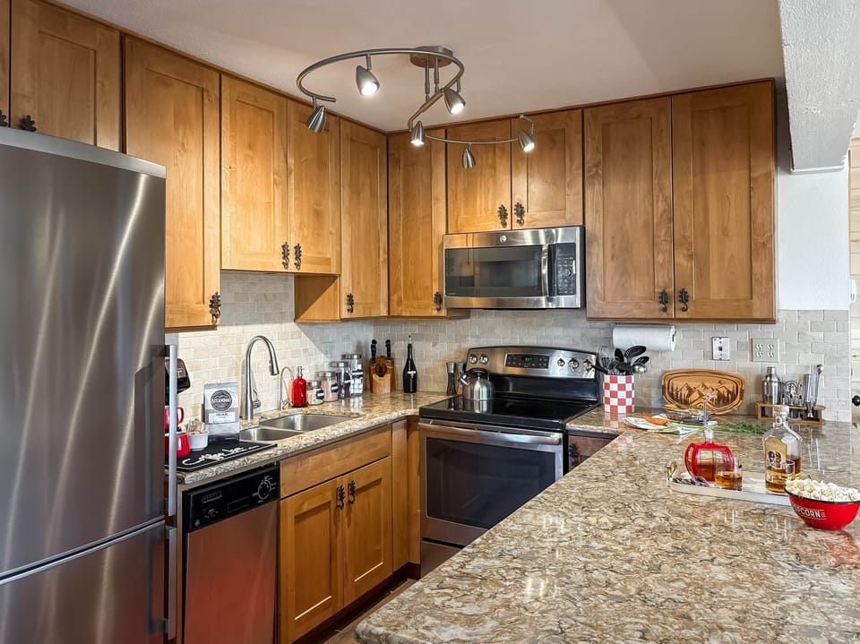 Ski in/out w/Mountain Views at Slopeside Sanctuary - Fully stocked kitchen
