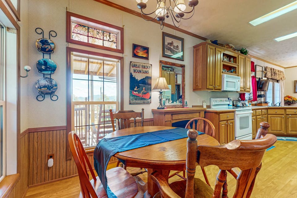 Bright and inviting space with mountain views for memorable meals and laughter!
