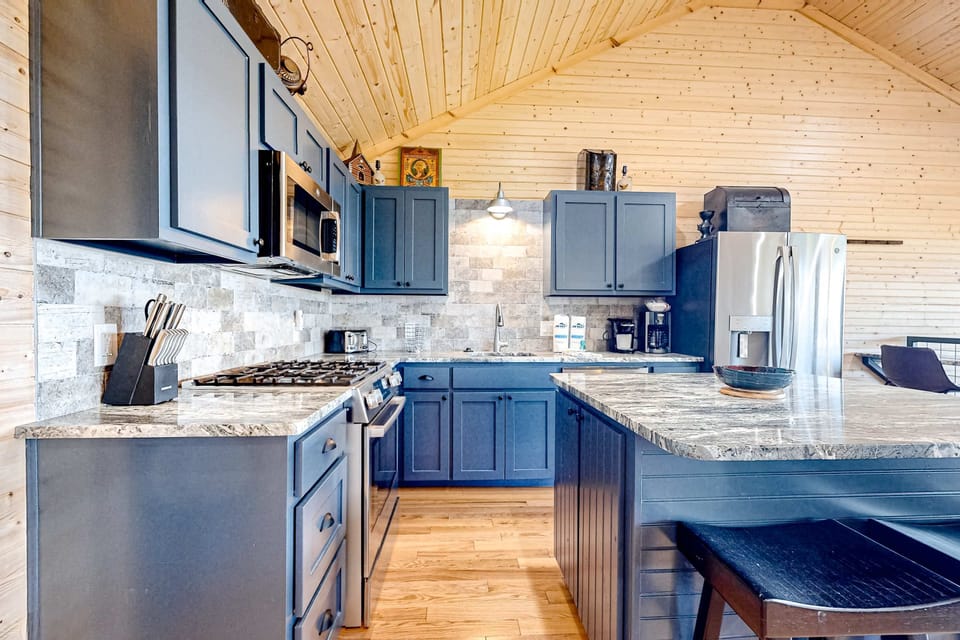 Kitchen Delight, modern design meets warmth in this fully equipped culinary haven!