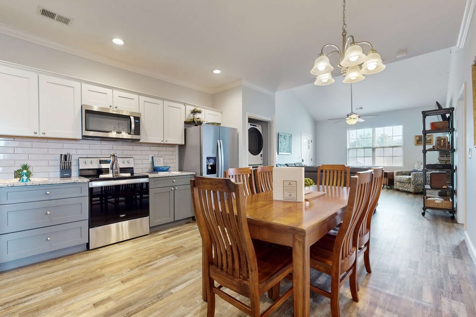 Inviting space perfect for family meals and laughter! Enjoy every moment together.